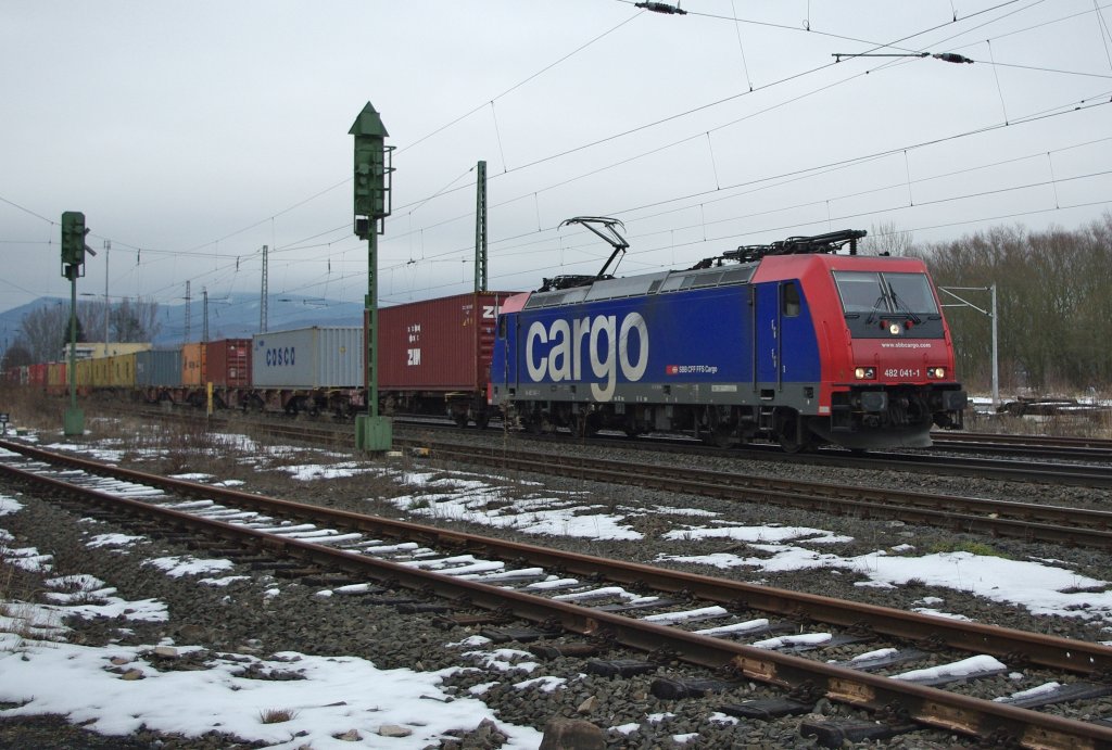 482 041-1 fuhr am 22.02.2010 mit einem Containerzug in Fahrtrichtung Sden durch Eschwege West.
