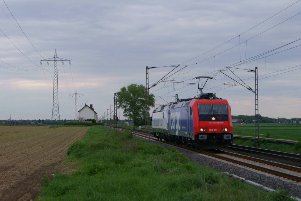482 041-1 mit einer Vectron nach Aachen kurz vor Herrath am 08.05.2012