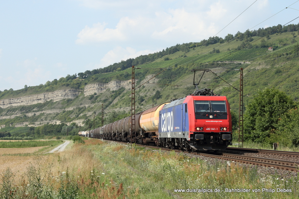 482 041-1 (SBB Cargo) fhrt am 25. Juli 2012 um 16:09 Uhr mit einem Gterzug durch Thngersheim