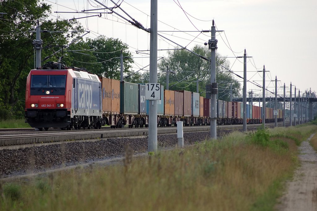 482 041-1 der SBB Cargo mit einem Containerzug zwischen Growudicke und Rathenow in Richtung Wustermark.09.06.2010 Netten Gru zurck an den Tf