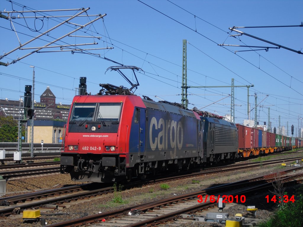 482 042-9 und 198 211-6 bei der Durchfahrt in Berlin Beusselstrasse, am 03.06.10.