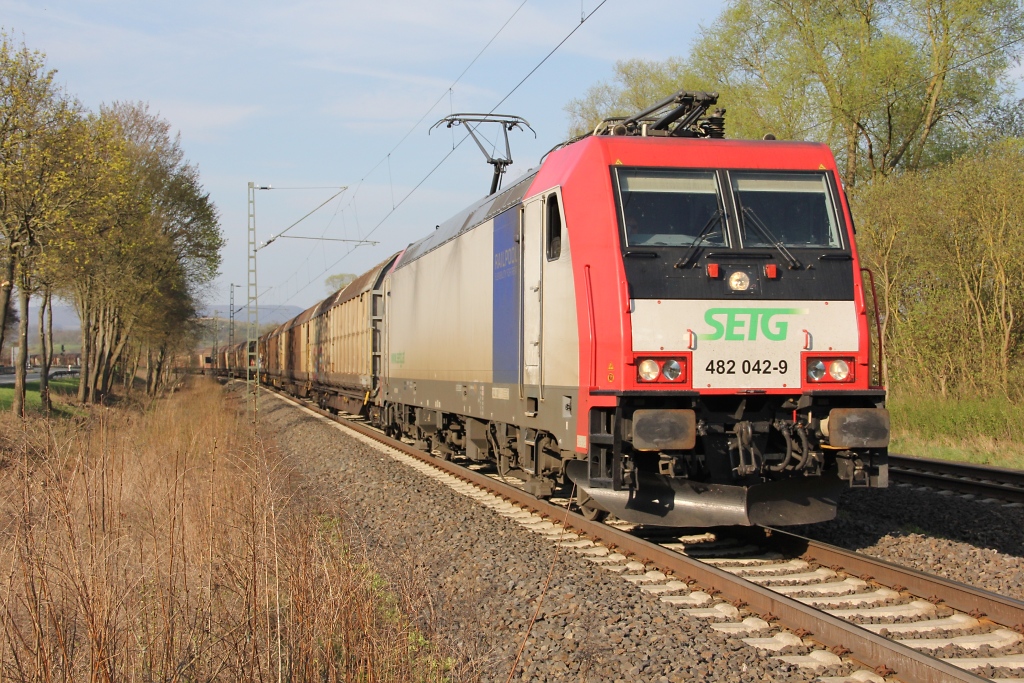 482 042-9 mit H-Wagenzug in Fahrtrichtung Sden. Aufgenommen am 24.04.2013 in Wehretal-Reichensachsen.