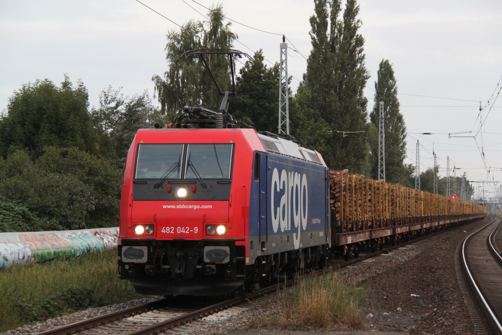 482 042-9 Mit Holzzug von Rostock-Bramow nach
Borstel(Kr.Stendal)bei der Durchfahrt im S-Bahnhof Rostock-Holbeinplatz,Ab Borstel bernimmt dann die PRESS den Zug bis 
Stendal-Niedergrne.16.09.2012 