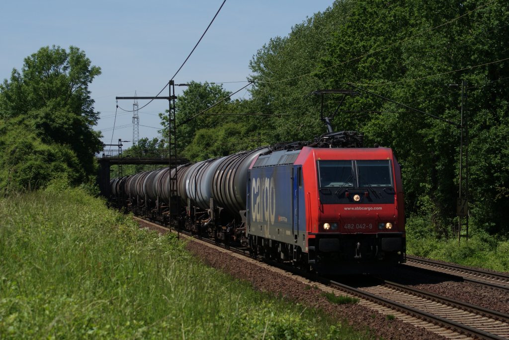 482 042-9 der SBB Cargo mit einem Kesselwagenzug bei der Durchfahrt durch Hannover-Ahlten am 5.06.10