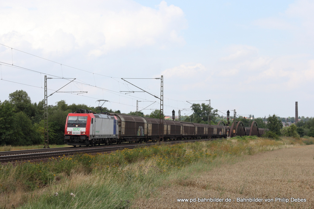 482 042-9 (SETG) fhrt am 10. August 2013 um 13:37 Uhr mit einem Gterzug durch Elze