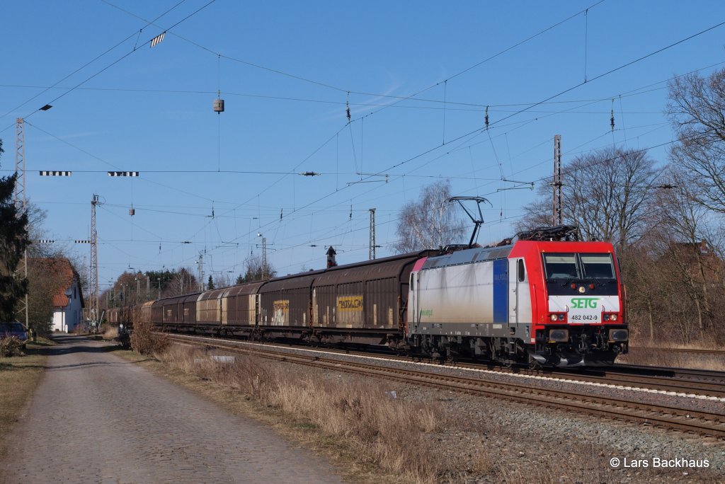 482 042-9 der SETG rollt am 24.03.13 mit einem H-Wagenzug aus Bremerhaven durch Langwedel Richtung Verden/Aller.
