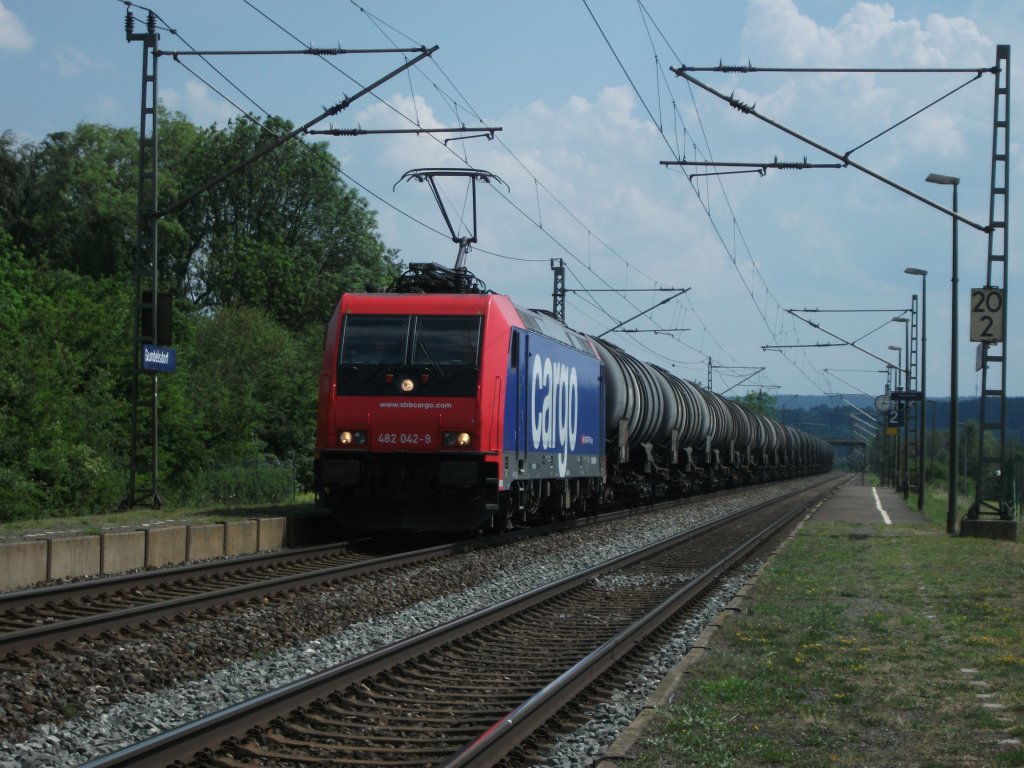 482 042 von SBB Cargo durchfhrt am 04.Juni 2011 mit einem Kesselzug den Bahnhof Gundelsdorf.