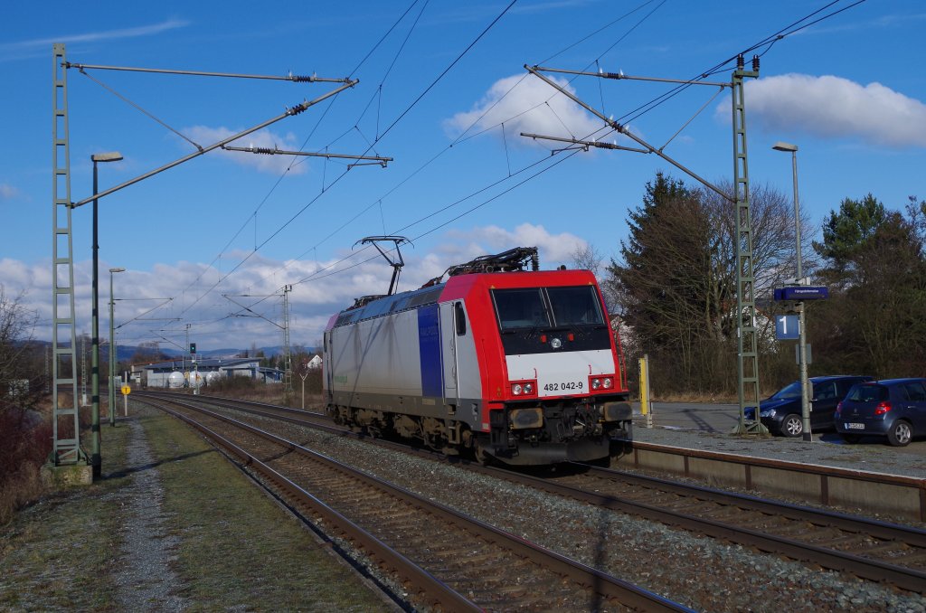 482 042 der SETG als Tfzf am 13.01.2013 in Gundelsdorf. 