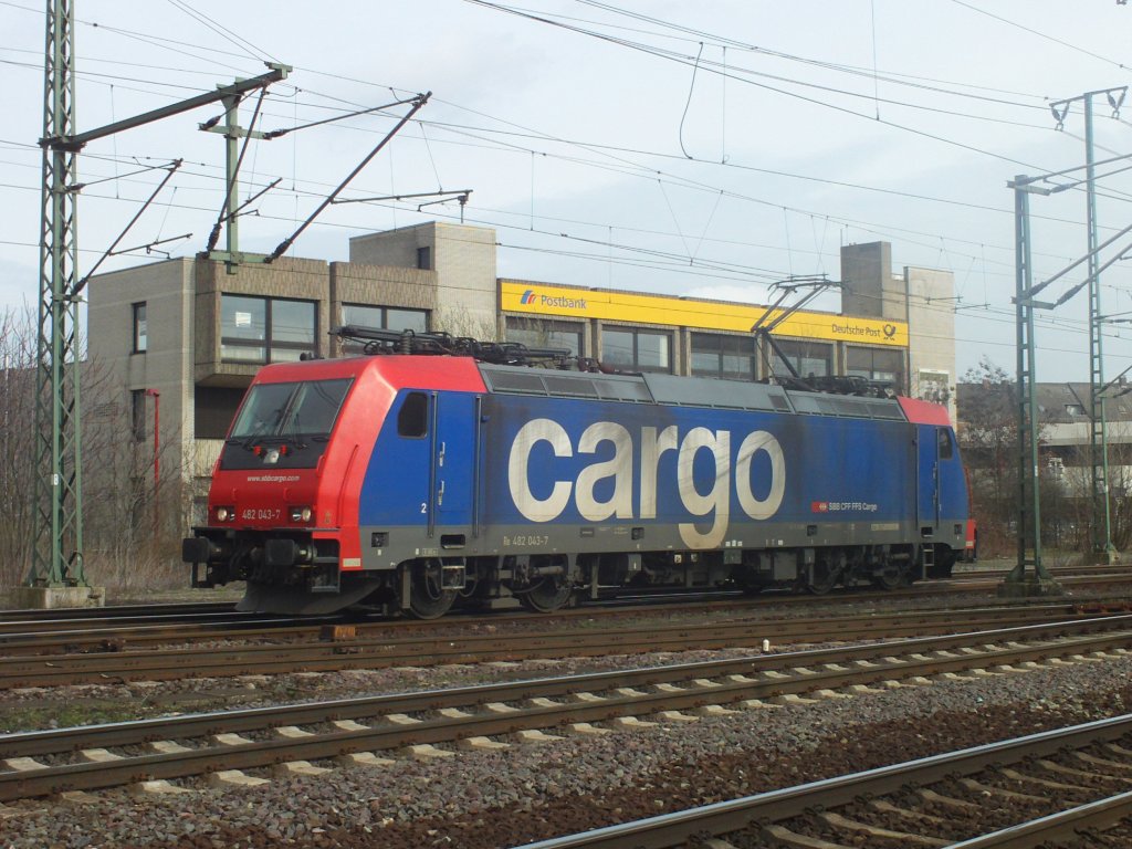 482 043-7, im Mrz 10 in Lehrte.