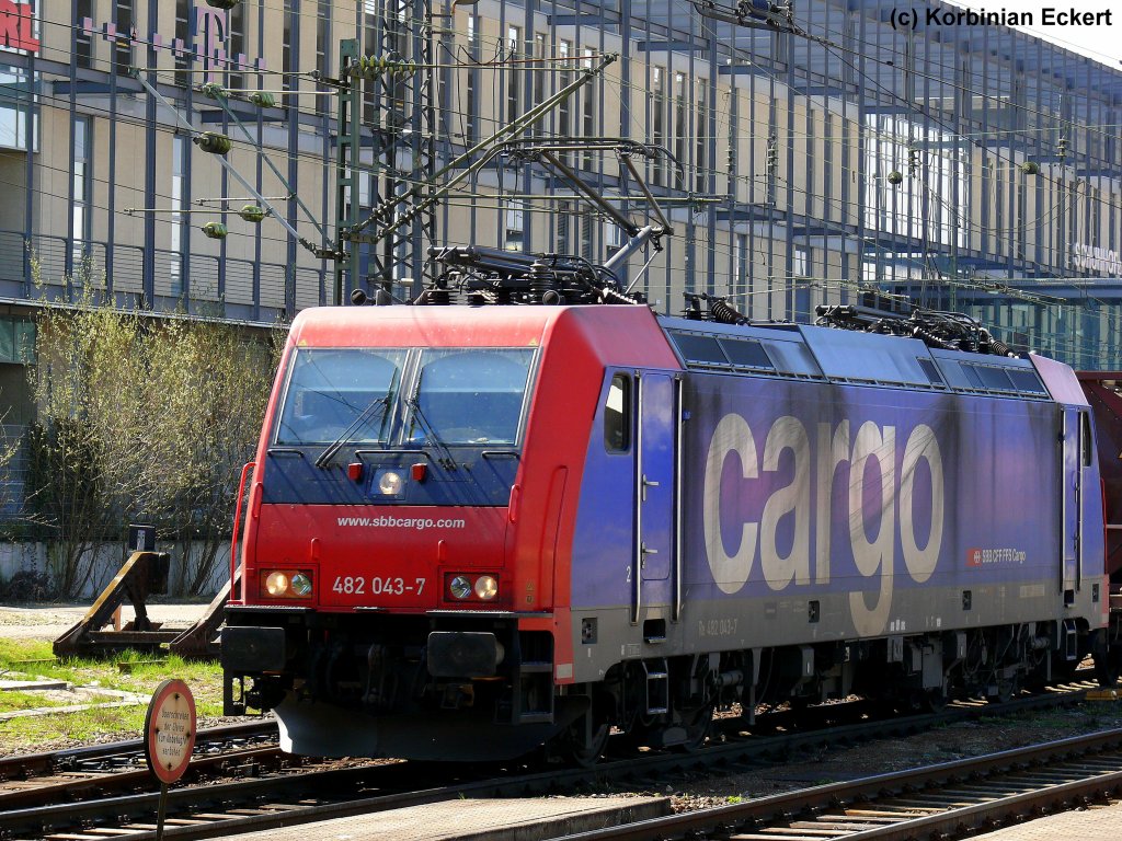 482 043-7 mit einem gem. Gterzug in Regensburg Hbf, 8.4.2010