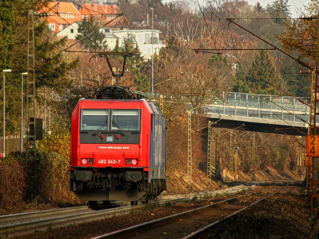 482 043-7 rollt am 26.11.2011 die Rampe der Montzenroute vom Gemmenicher Tunnel nach Aachen West runter. Die SBB Lok hat der Class66 PB17 von der Rurtalbahn mit einem Getreidezug Schubhilfe auf dem Weg nach Belgien geleistet und fhrt nun nach Aachen West zurck.