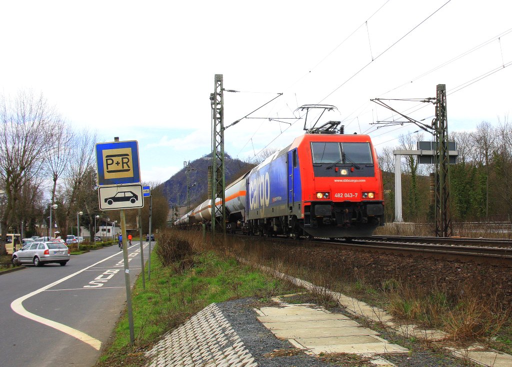 482 043-7 von der SBB Cargo kommt mit einem Kesselzug aus Kln nach Sden und fhrt durch Bad-Honnef am Rhein auf der rechten Rheinstrecke(KBS 465) und fhrt in Richtung Koblenz bei Wolken am 11.4.2013.