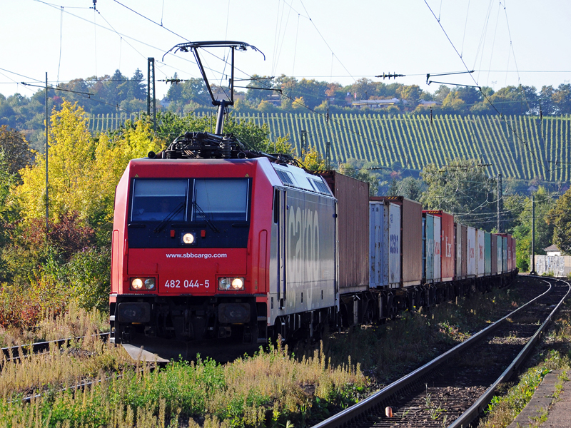 482 044-5 mit einem Containerzug bei der Durchfahrt durch Stuttgart-Mnster Bhf. am 22.09.2010