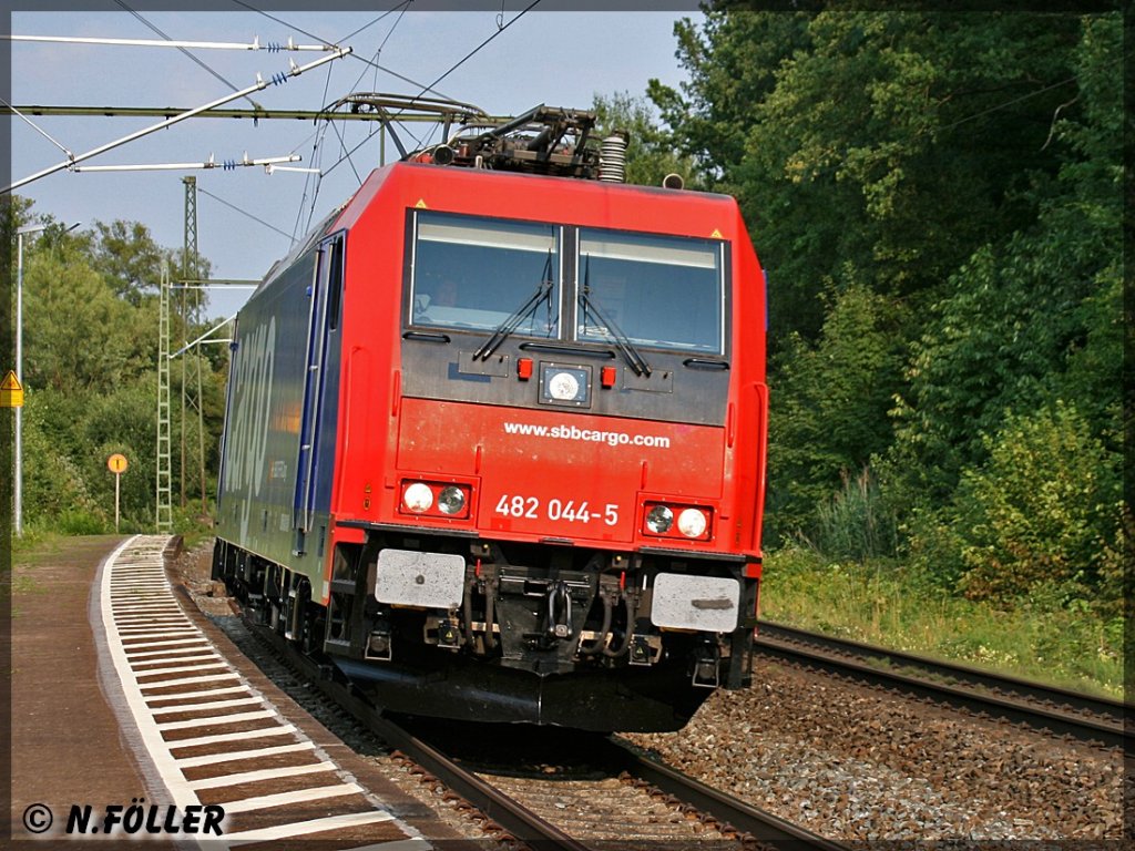 482 044 von SBB Cargo auf der Rckfahrt von einer Untersuchung im Bahnhof Michelau