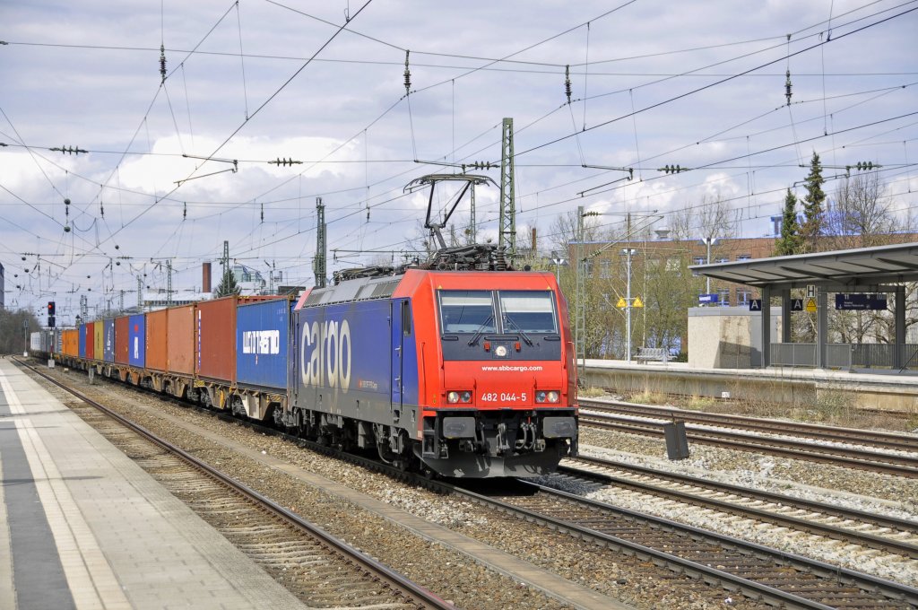 482 044 der SBB Cargo fr BoxXpress unterwegs mit Containern am Mnchener Heimeranplatz am 16.4.2013.