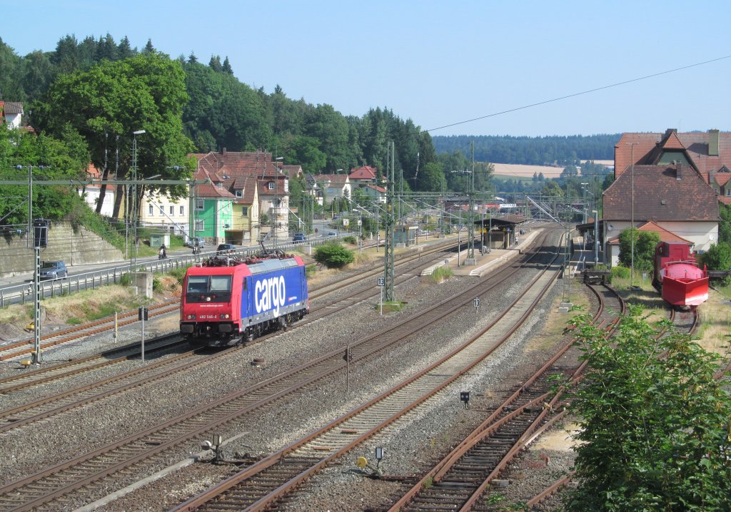 482 046-0 der SBB Cargo durchfährt am 27. Juli 2013 solo den Kronacher Bahnhof in Richtung Lichtenfels.