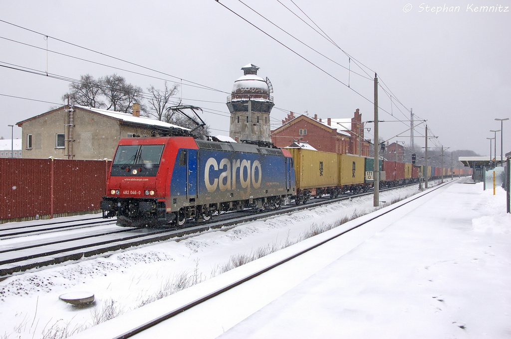 482 046-0 SBB Cargo fr HSL Logistik GmbH mit einem Containerzug in Rathenow. Nach der berholung von dem ICE 693, ICE 846/ICE 856 und dem IC 1923, ging die Fahrt in Richtung Stendal weiter. 10.03.2013