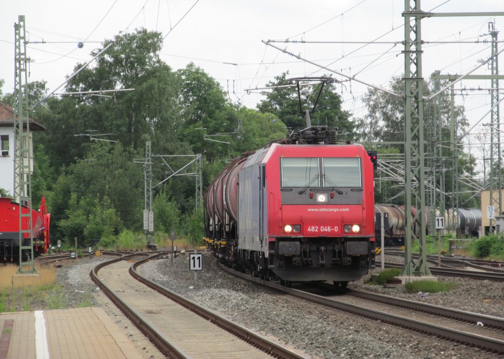 482 046-0 der SBB Cargo zieht am 18. Juli 2012 einen Kesselwagenzug durch Kronach.