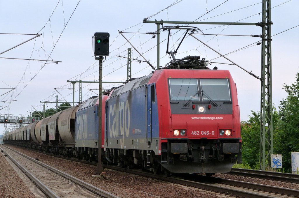 482 046 und 482 *** der SBB Cargo durchfahren am 24.06.12 Dresden Strehlen mit ihrem Güterzug.