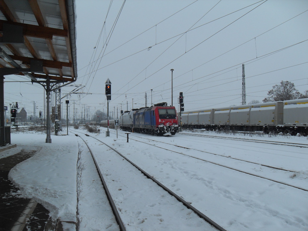 482 046 und ES 64 U2-101 standen am 29.12.2010 in Stendal.

