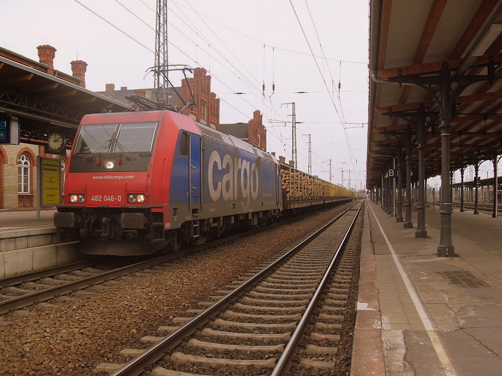 482 046 mit einem Holzzug am 25.03.2011 durch Stendal.