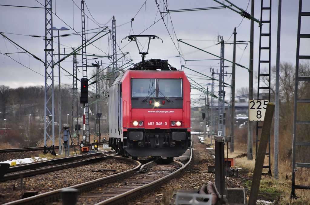 482 046 schlngelt sich an ihren Zug am 12.01.2011 im Bf Stralsund-Rgendamm