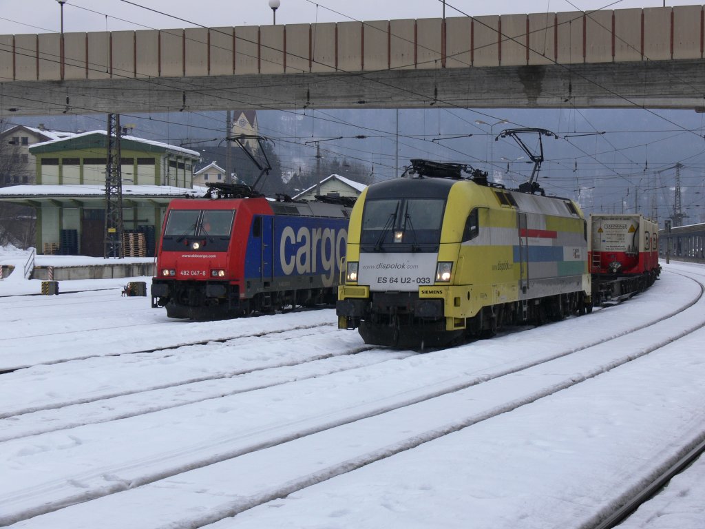 482 047-8 und ES 64 U2-033 warten auf Weiterfahrt im verschneiten Kufstein. 06.02.2009