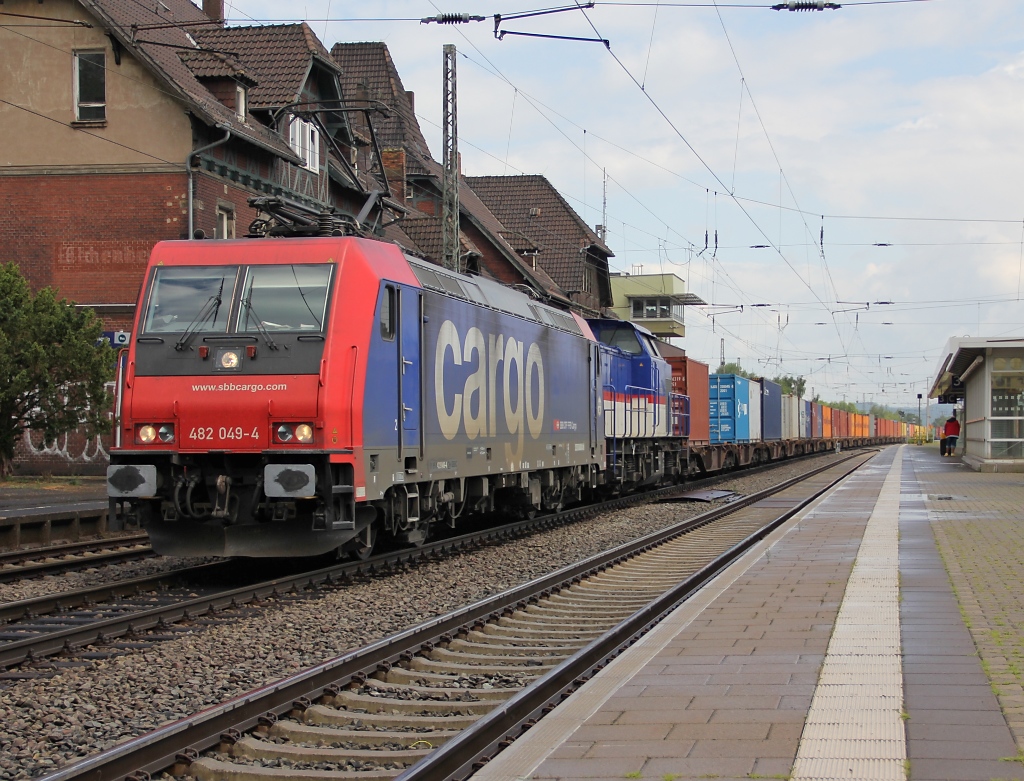 482 049-4 und 203 559-0 oder 203 164-9 (es standen zwei verschiedene Betriebsnummern auf der Lok) mit Containerzug in Richtung Sden. Aufgenommen am 24.06.2011 in Eichenberg.