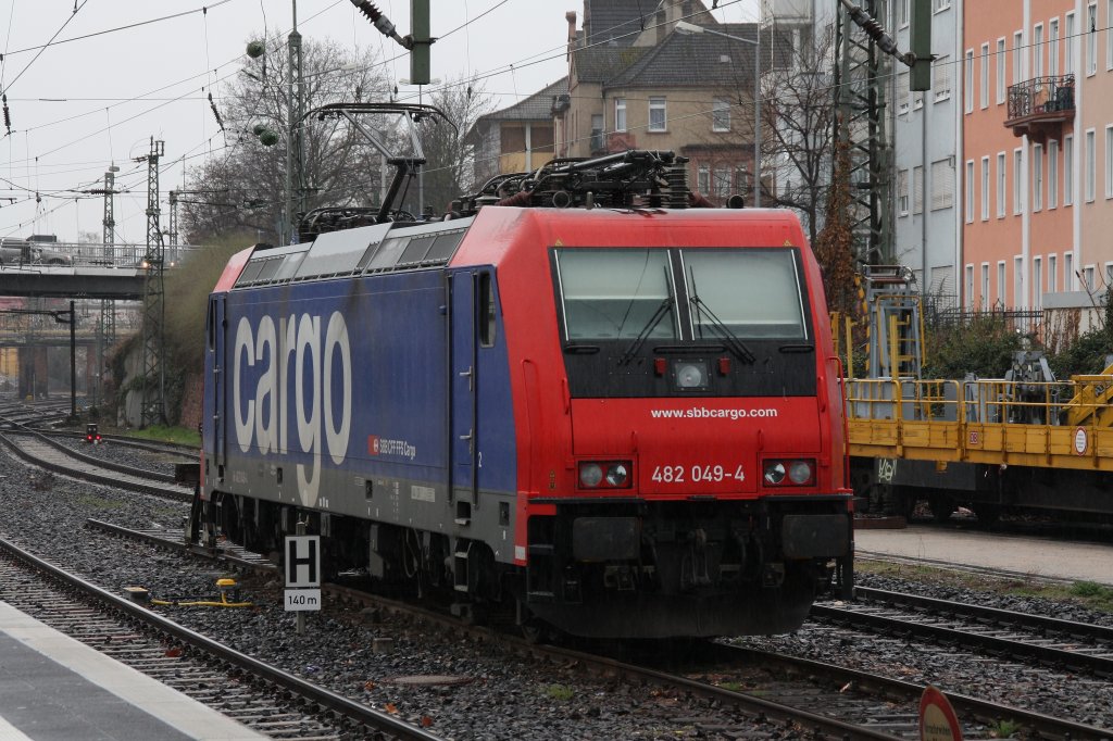 482 049 steht am 27.03.10 bei strmendem Regen in Worms Hbf.