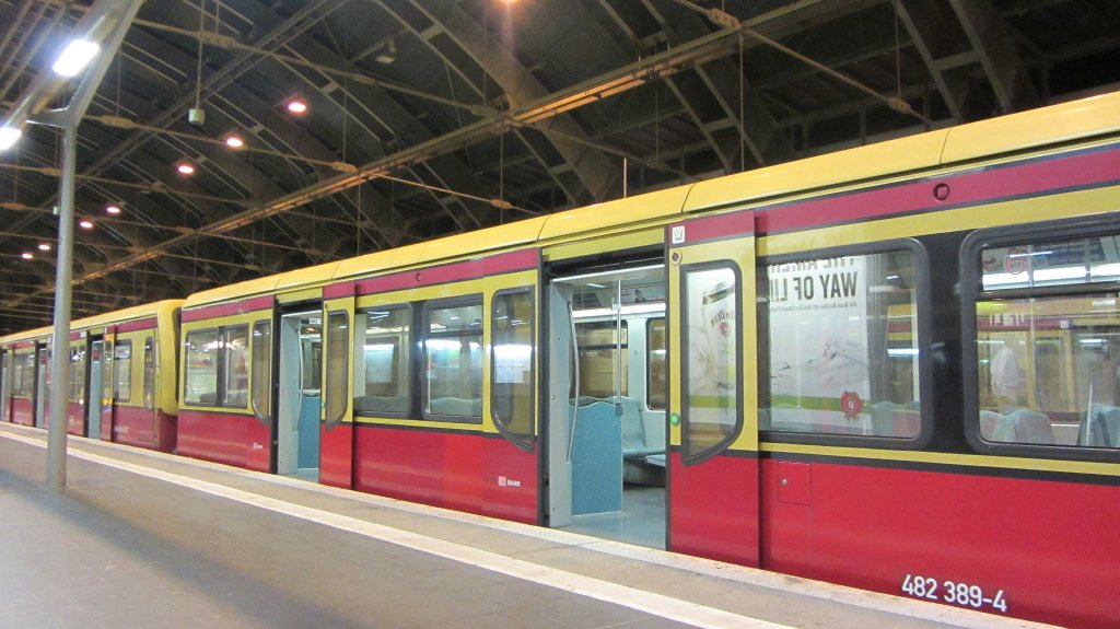 482 389-4 als S5 nach Spandau in Berlin Ostbahnhof.(13.8.2012)