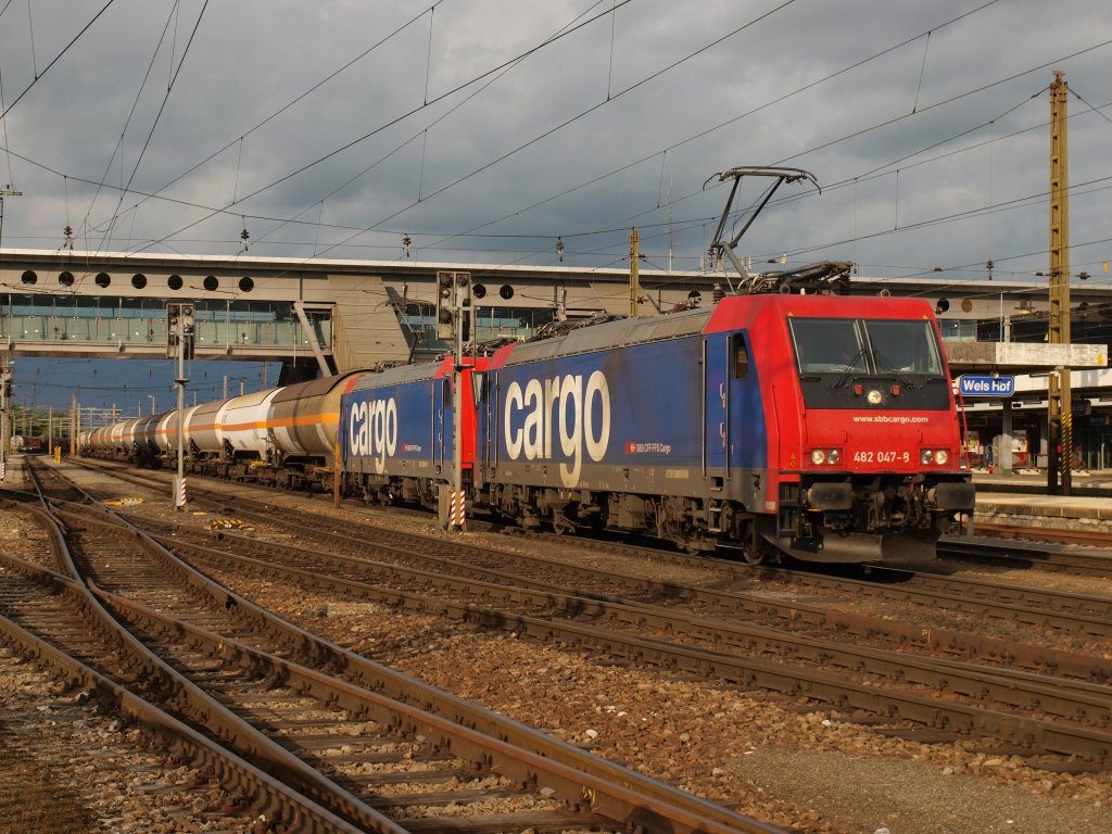 482.047 + 043 mit dem  G 47188 in  Wels Hbf 10.6.13 bei der durchfahrt in Richtung Passau 
Da stehe ich hinter dem Zaun zur Strasse 