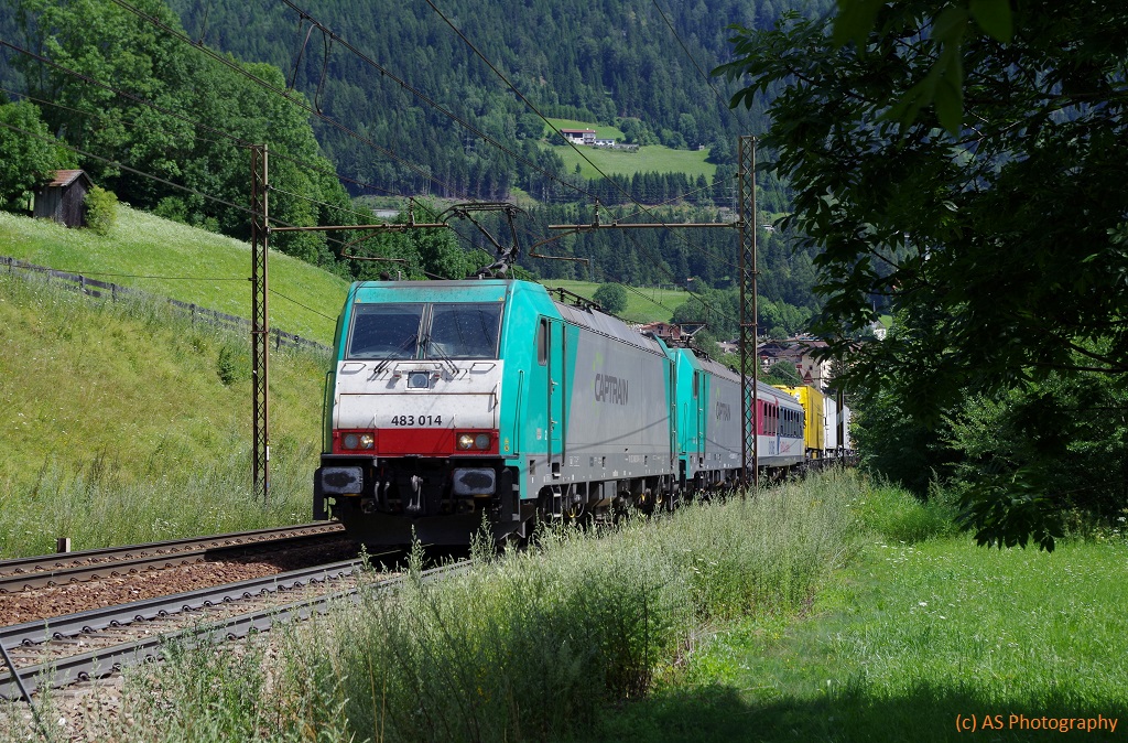 483 014 + 483 013 Captrain mit RoLa am 03.08.2013 in Colle Isarco gen Brennero. 