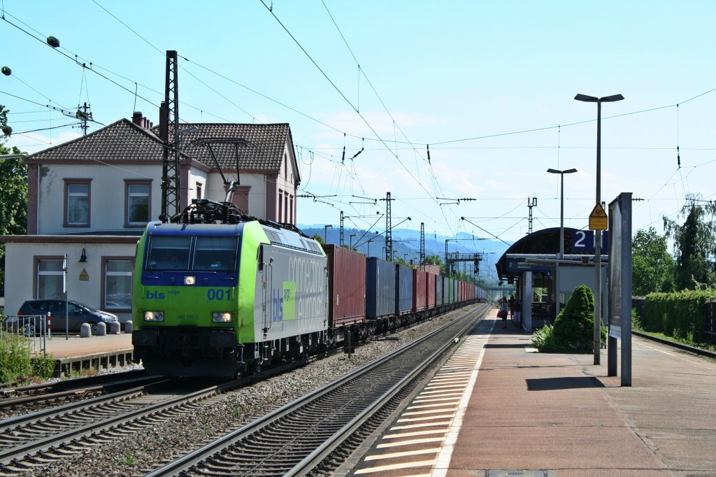 485 001-2 mit dem einzigen, von BLS gefahrenen KLV-Zug auf der Rheintalbahn am 16.06.13 bei der Durchfahrt in Denzlingen.