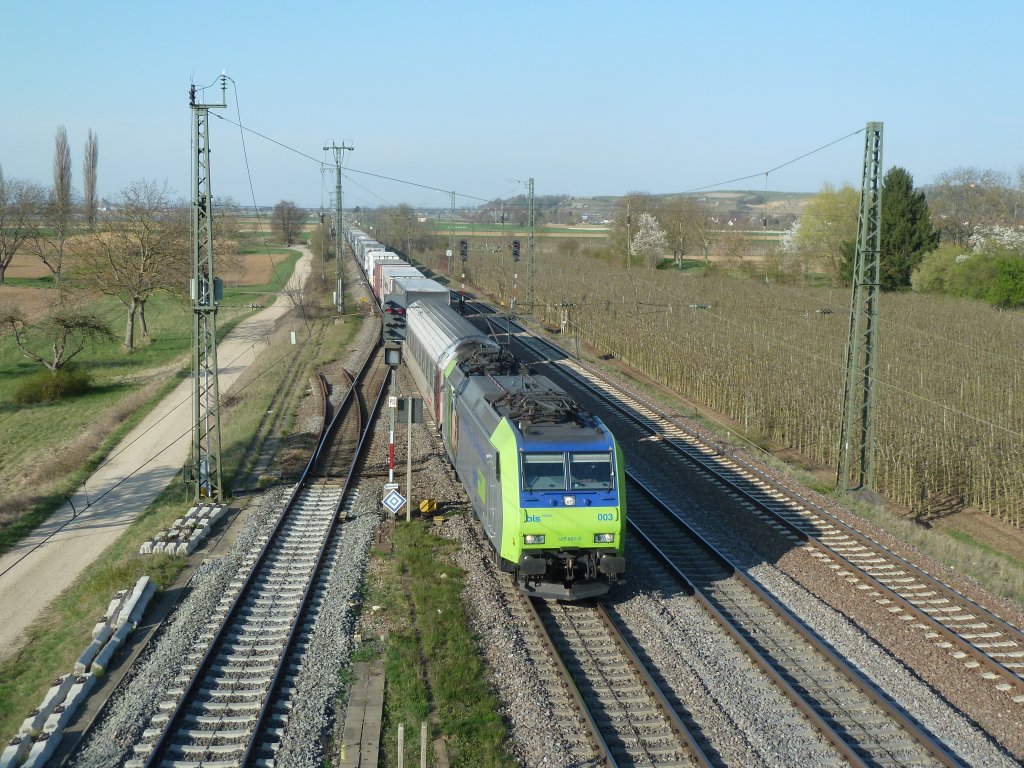 485 003-8 mit einer RoLa von Freiburg (Breisgau) nach Novara (Italien) am 02.04.12 auf der Hhe des nrdlichen ASigs P13 in Mllheim (Baden).