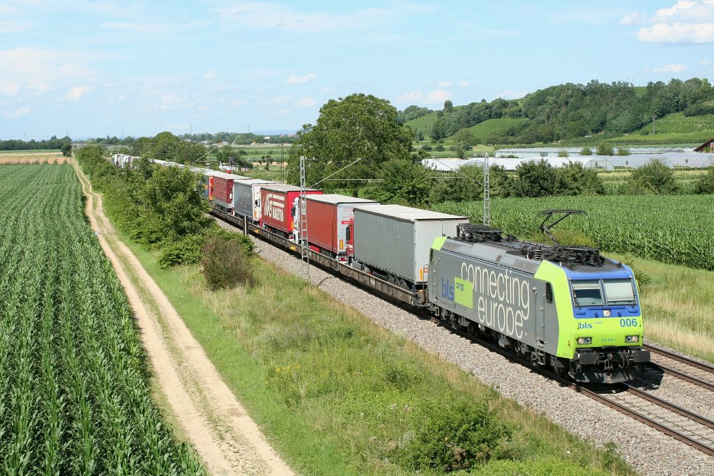 485 006-1 mit einer RoLa von Freiburg (Breisgau) nach Novara in Italien am Nachmittag des 10.07.12 bei H�gelheim.
Dies ist das zweite Bild, dass ich mit einer eigenen Spiegelreflexkamera gemacht habe.