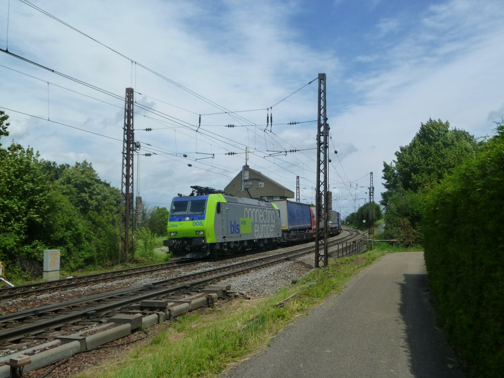 485 008 mit einer RoLa in Leutersberg auf der fahrt nach Basel. 23.6.11