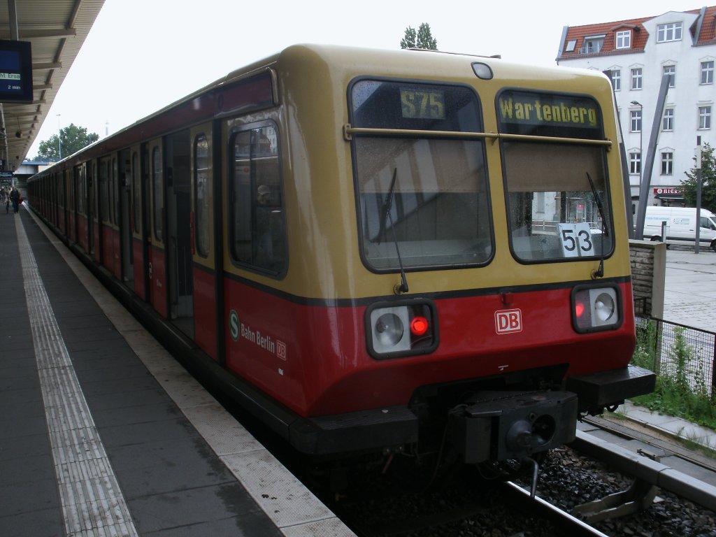 485 015,am 14.Juli 2012,beim Halt in Berlin Lichtenberg.