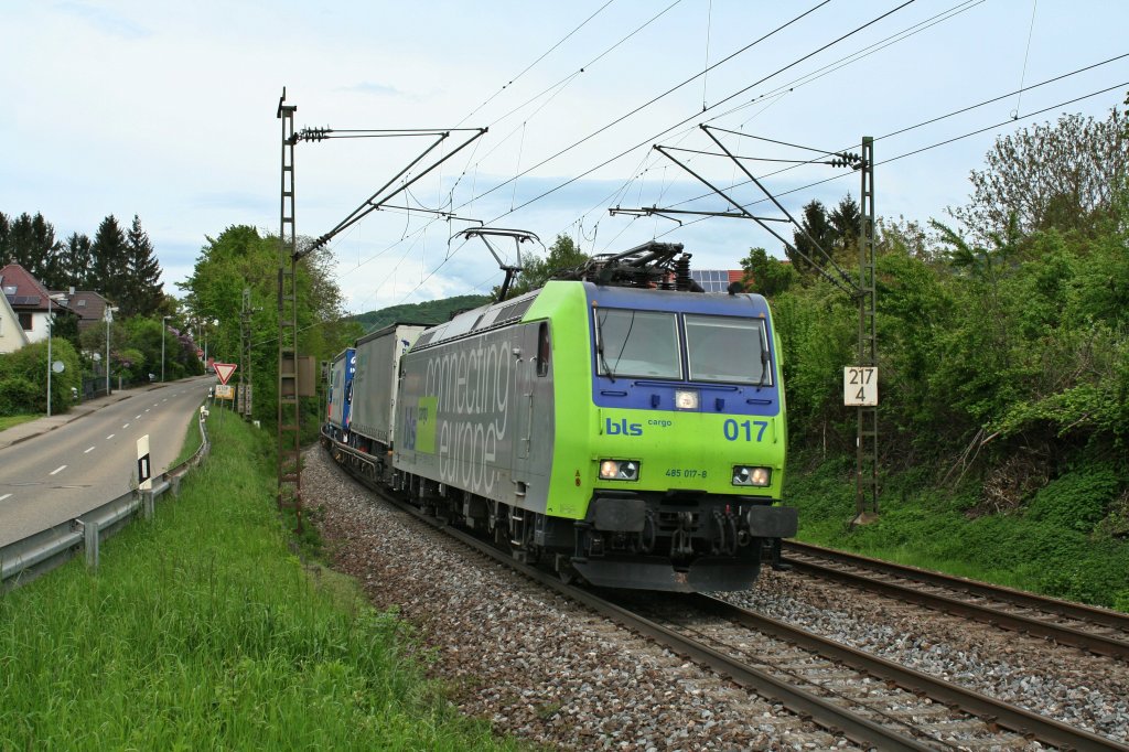 485 017-8 mit einer RoLa von Freiburg im Breisgau nach Novara in Italien als DGS 43637 am 09.05.13 sdlich von Schallstadt.