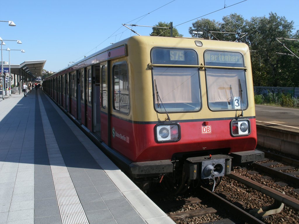 485 033 von der Berliner S-Bahn,am 01.Oktober 2011,im Bahnhof Berlin Charlottenburg.