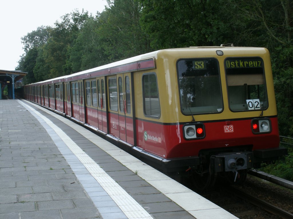 485 050 hielt,am 14.Juli 2012,an der ungewohnt menschenleeren Station Berlin Wuhlheide.