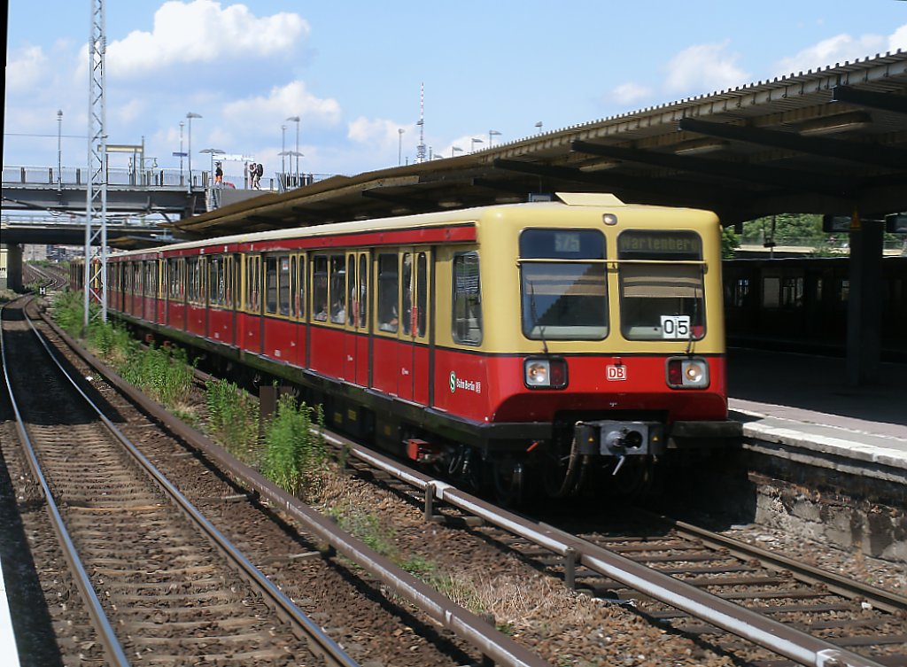485 185 nach Wartenberg,am 12.Juni 2011,im S-Bahnhof Berlin Warschauer Strae.