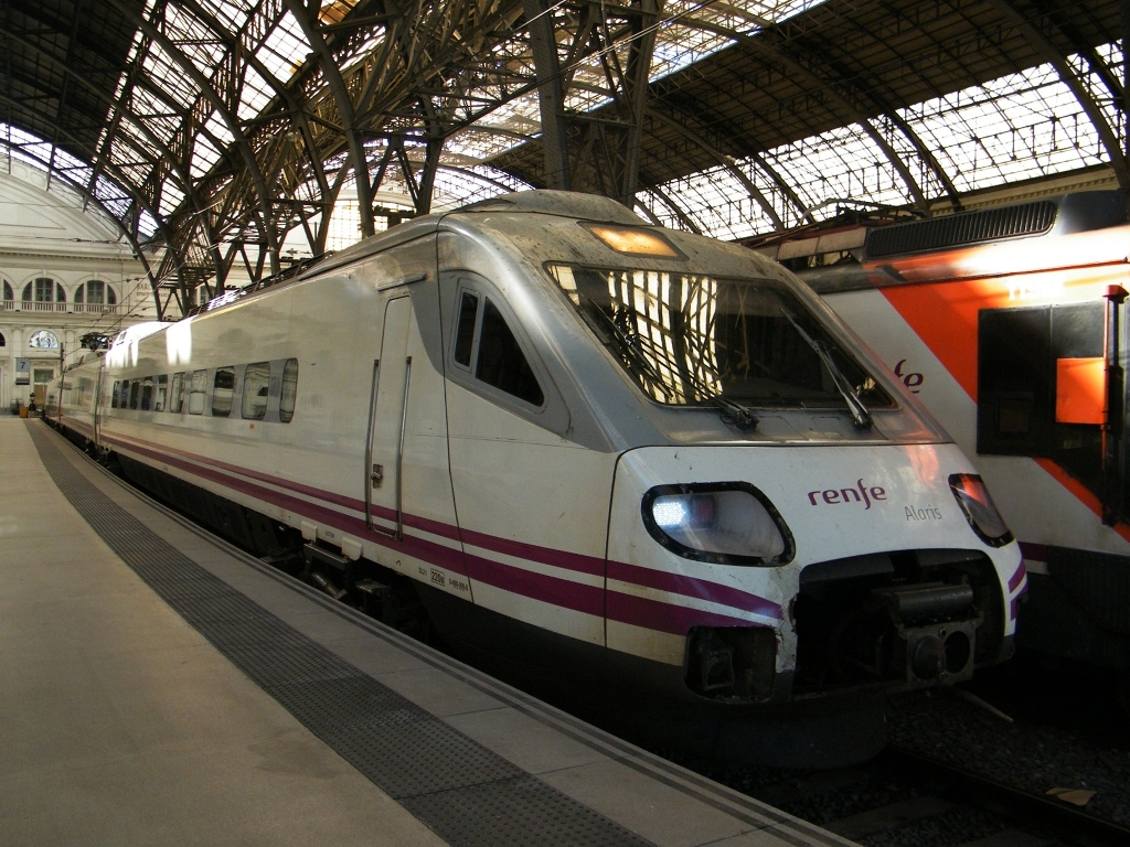 490 009 (Renfe Alaris) am Bahnhof Franca (Estacio de Franca), in Barcelona, am 30. 04. 2012.