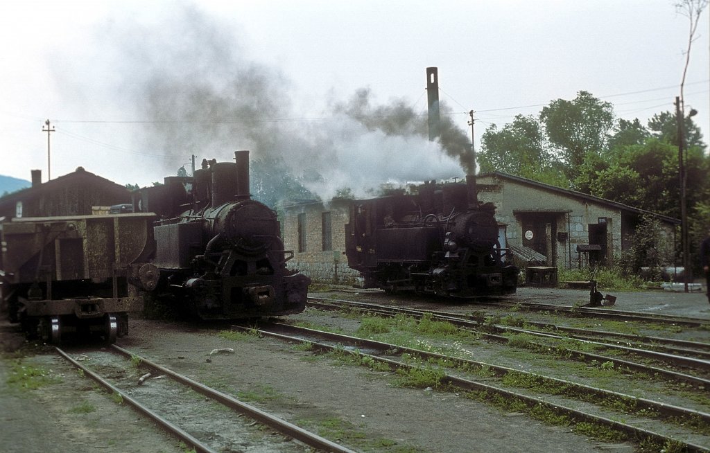 490 057 + 056  Steinbruchbahn  Szob  02.06.80