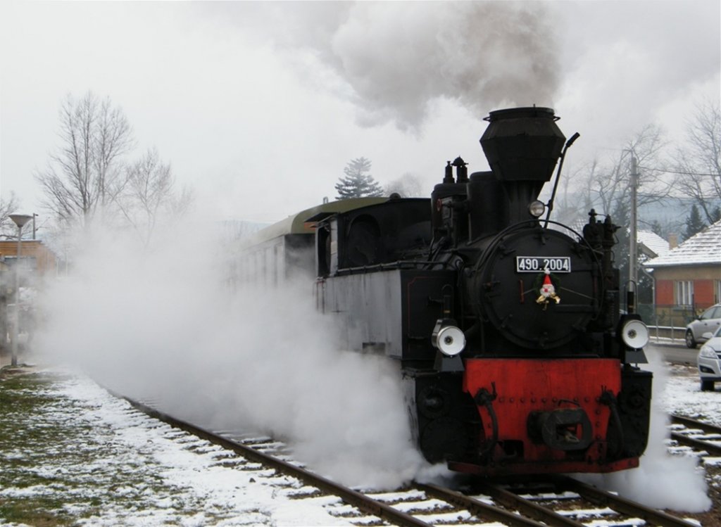 490 2004 mit dem Santa Klaus-Zug in Kismaros, an der Schmalspurbahn von Kirlyrt, am 08. 12. 2012. 