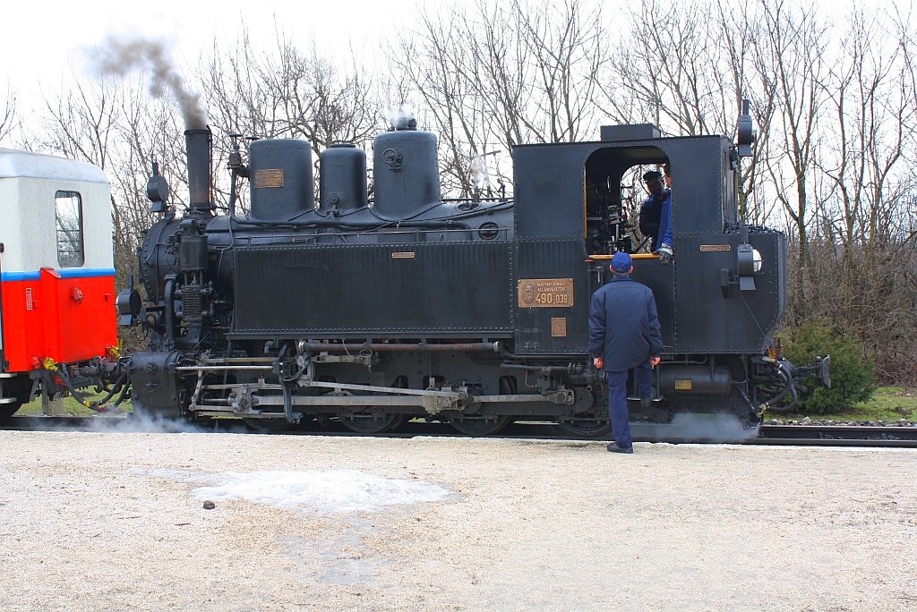 490.039 mit Zug 362 abfahrbereit im Bf. Szechenyi-hegy am 27.Feb.2010.
