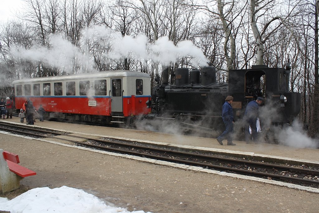 490.039 wartet am 27.Feb.2010 mit Zug 362 im Janos-Hegy auf die Kreuzung mit Zug 135.