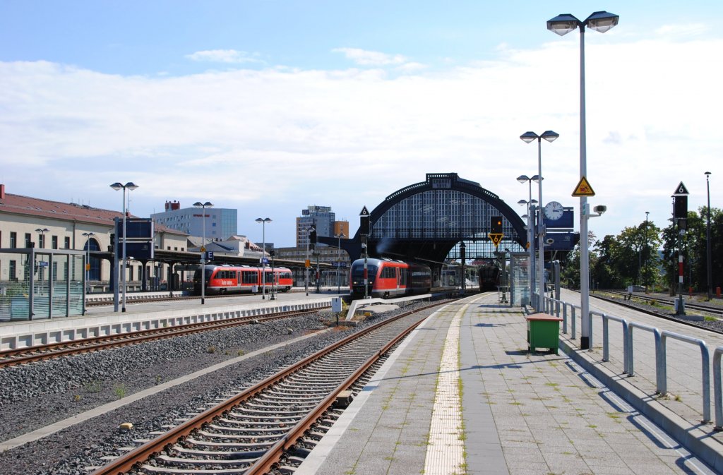 4.9.2010 15:12 Blick auf die Gleise und die Bahnsteighalle des Geraer Hauptbahnhofs.