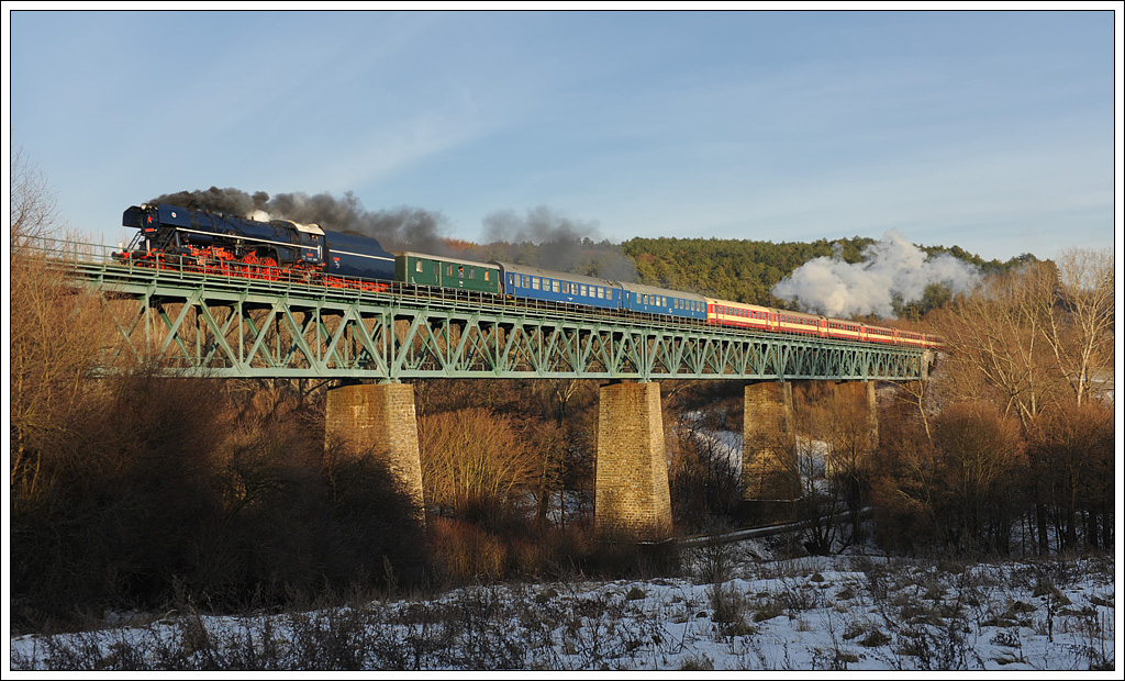 498.104 am 29.12.2012 bei der Retourfahrt mit dem Jubilumssonderzug Sp 11044 von Nov Mesto nad Vhom (SK) nach Vesel nad Moravou (CZ), aufgenommen kurz vor dem Bahnhof Paprad', daher auch bereits der geschlossene Regler.