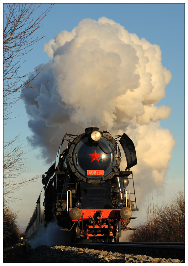 498.104 mit ihrem Sonderzug Sp 11045 bei der Hinfahrt nach Nov Mesto nad Vhom am 29.12.2012 kurz nach dem Halt in Velk nad Veličkou. 

