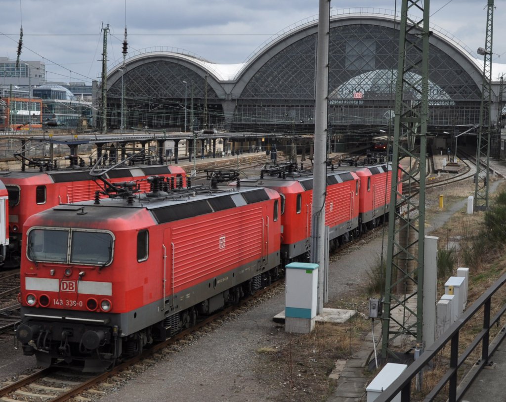 4mal BR 143 vor den Hallen des Dresden Hbf. Aufnahme aus einem Sonderzug; 27.0310